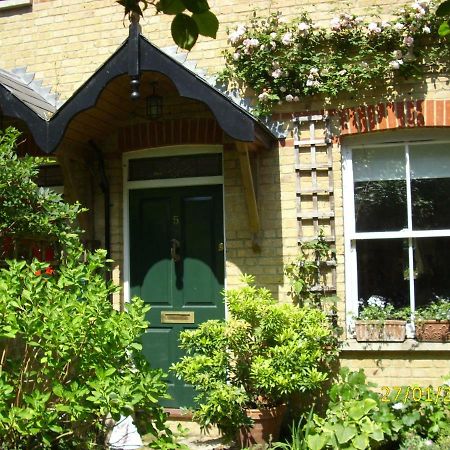 Bed and Breakfast Old Station Gardens, Sw London Теддингтон Экстерьер фото